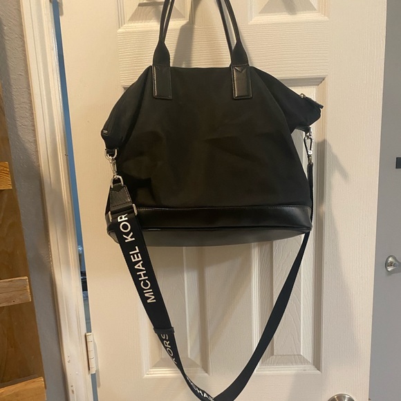 Micheal Kors sporty shoulder bag - Picture 2 of 4